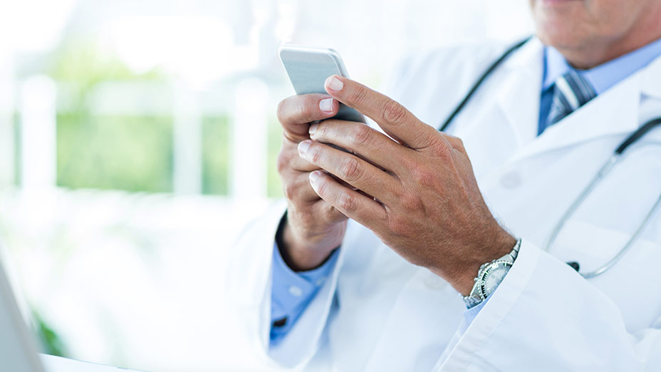Arzt nutzt docdirekt am Handy 