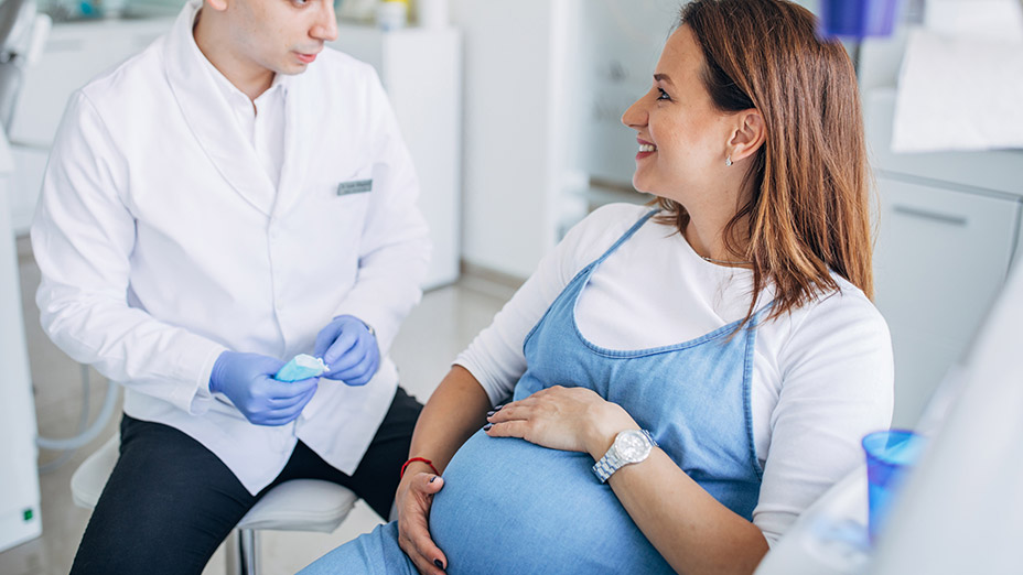 Schwangere Frau beim Zahnarzt zur Professionellen Zahnreinigung der HEK
