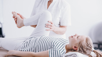 Mädchen wird in Rehaeinrichtung behandelt