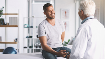 Patient im Gespräch mit dem Arzt zum Behandlungsfehler