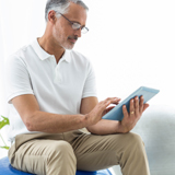 Mann nutzt am Tablet eine Digitale Gesundheitsanwendung