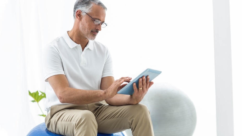 Digitale-Gesundheitsanwendungen Mann nutzt am Tablet eine Digitale Gesundheitsanwendung