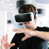 Mann testet digitales Therapieprogramm mit VR-Brille