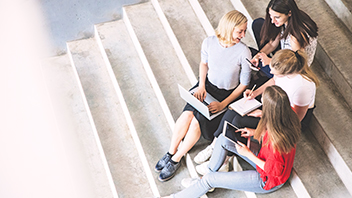 Gruppe junger Auszubildender bei der HEK auf der Treppe