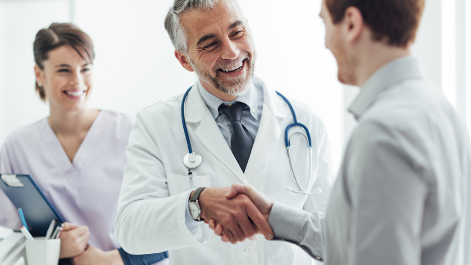 Geschäftspartner exklusiver Einrichtungen begrüßen Patienten