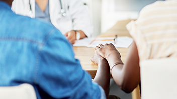 Pärchen zur Empfängnisregelung beim Arzt