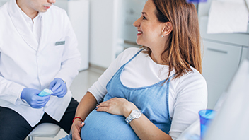 Schwangere Frau beim Zahnarzt zur professionellen Zahnreinigung der HEK