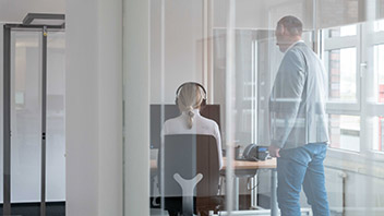 Mitarbeitende bei der HEK im Kundenzentrum