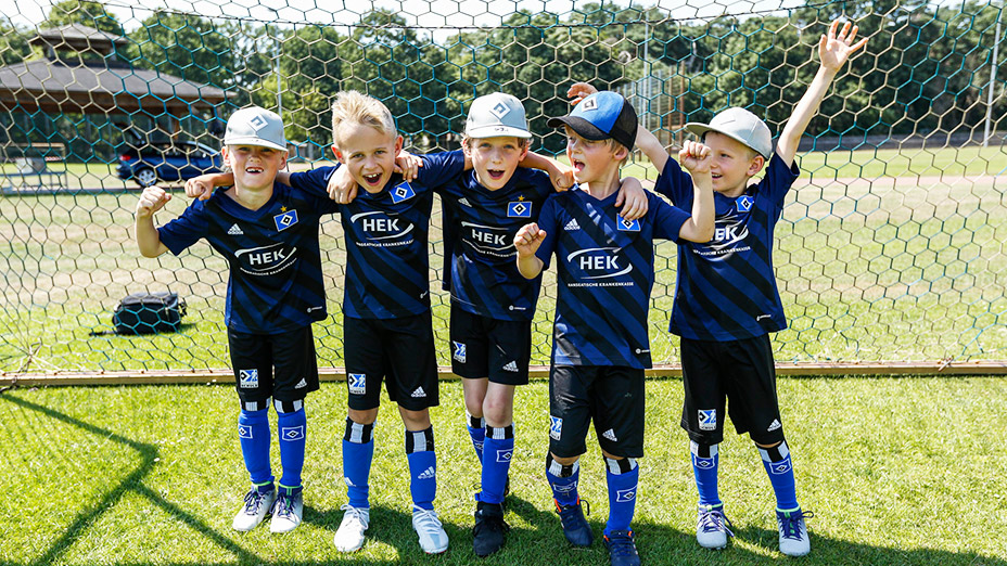 Jungs mit HEK Trikot in der HSV Fußballschule auf dem Platz