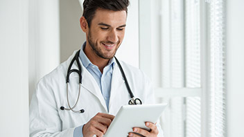 Arzt am Tablet als medizinischen Zweitmeinung