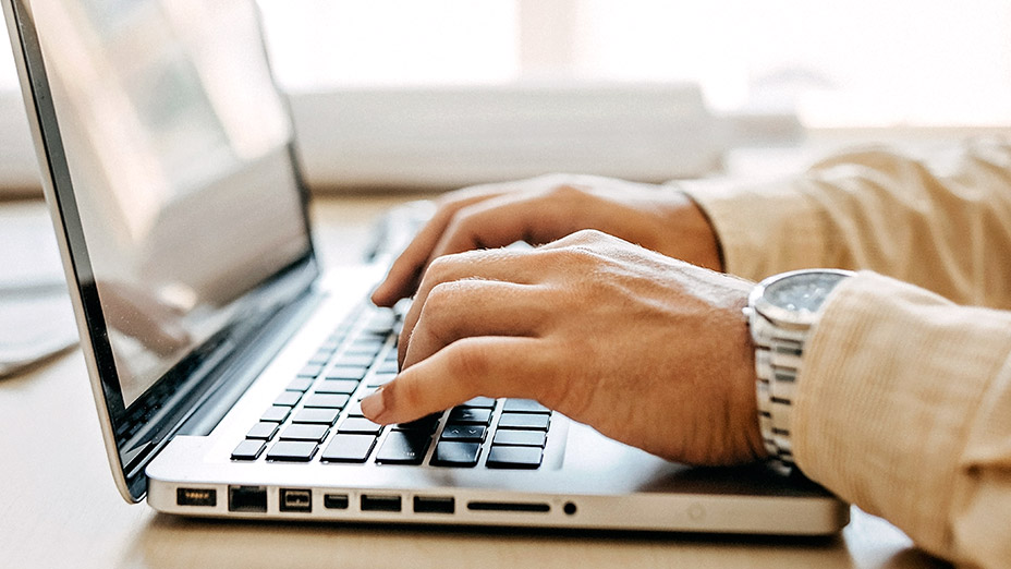 Mann arbeitet am Laptop Mann arbeitet am Laptop