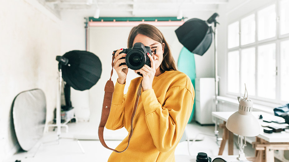 Frau fotografiert im Atelier Frau fotografiert im Atelier