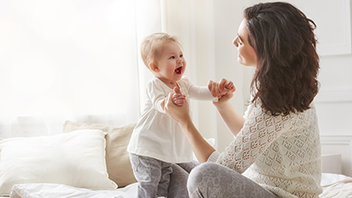 Frau mit Baby zum Thema Mutterschaftsgeld