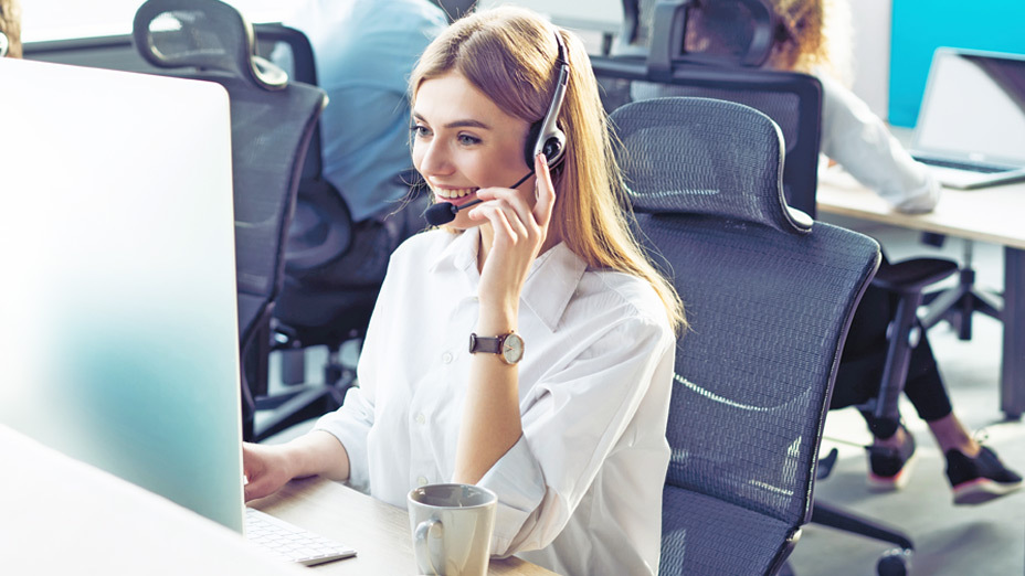 Blonde Frau am Telefon