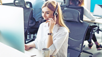 Blonde Frau am Telefon