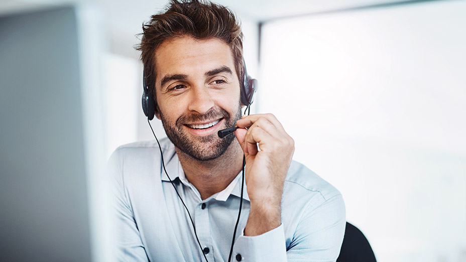 service-team-telefonservice-gr Attraktiver Mann am Headset im Service-Team der HEK