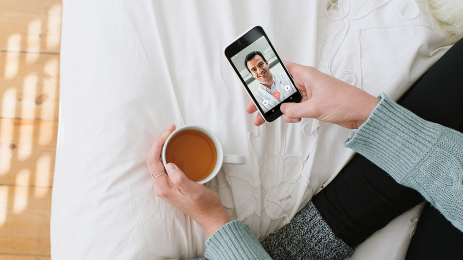 Handy mit der Videosprechstunde von TeleClinic Handy mit der Videosprechstunde von TeleClinic